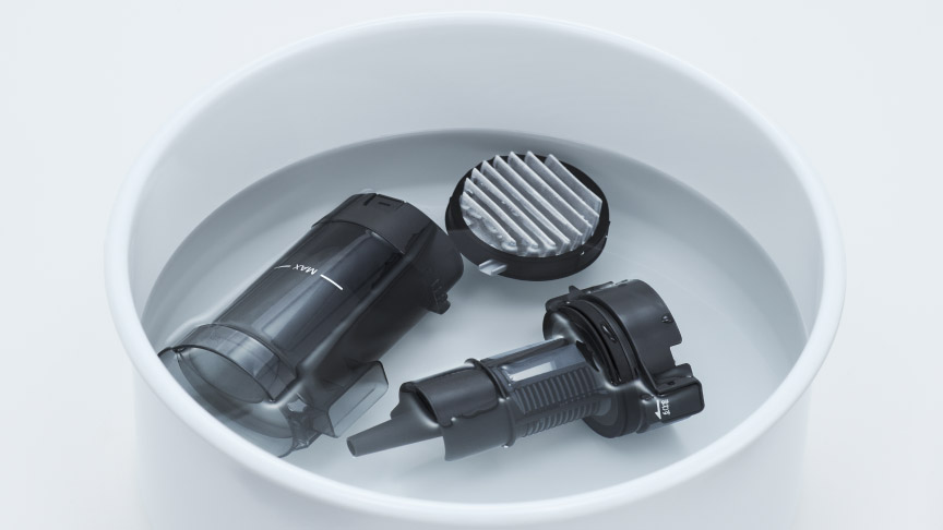 部品をつけ置きしている様子