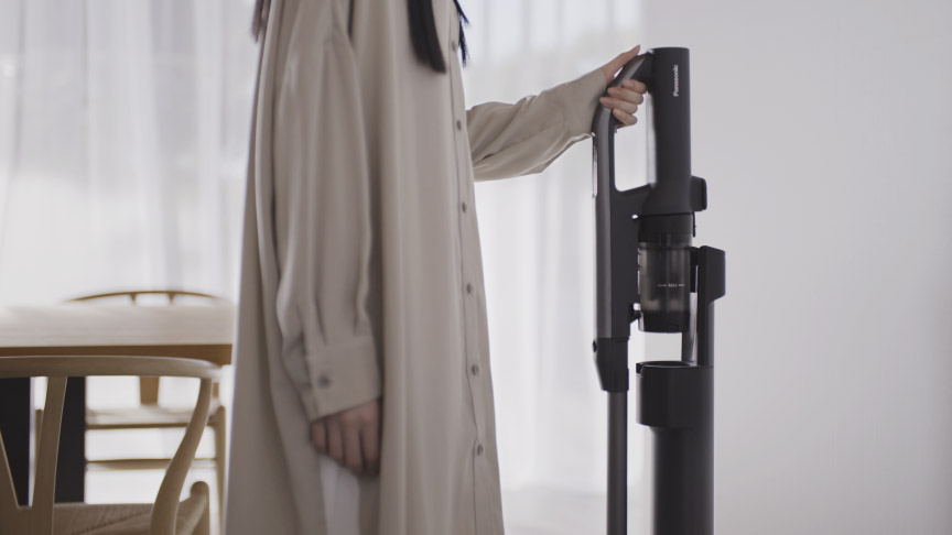 片手で軽々持っている様子