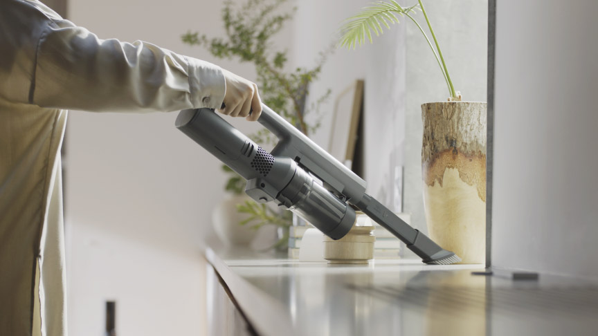 高さのあるところをハンディにして掃除している様子