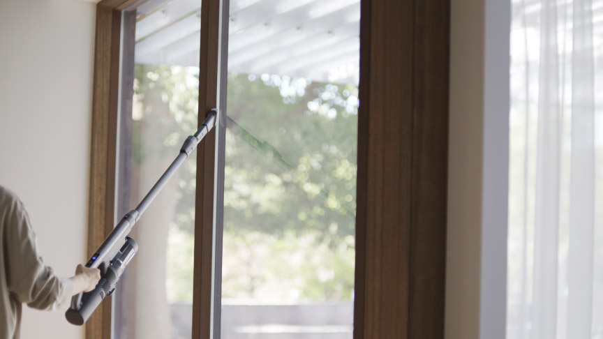 ブラシを取替えで掃除している様子