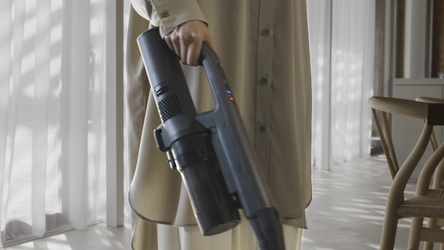 掃除機を持っている様子