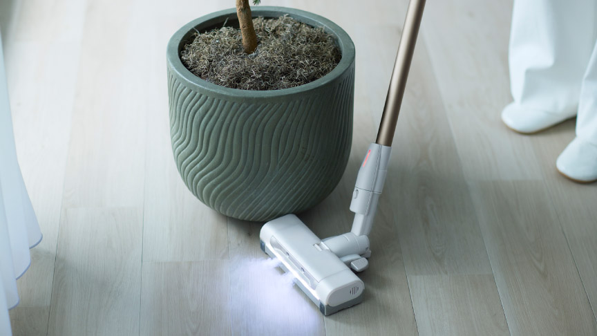 鉢植えの周りにそって掃除している様子