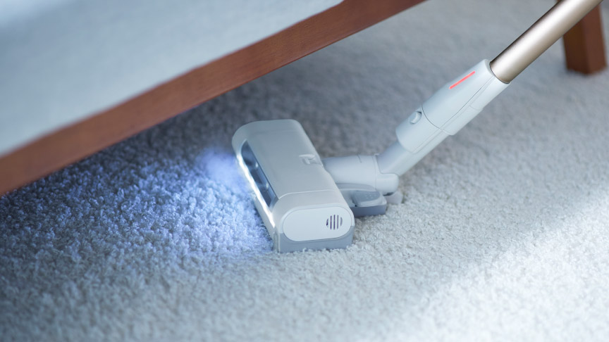 家具下の暗いところもLEDで照らしている様子
