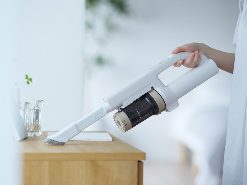 ブラシ付きすき間ノズルを使用している様子
