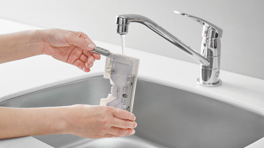 写真：給水タンクに水を入れる様子