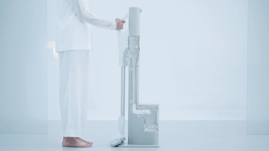 写真：掃除機をクリーンドックに戻す様子