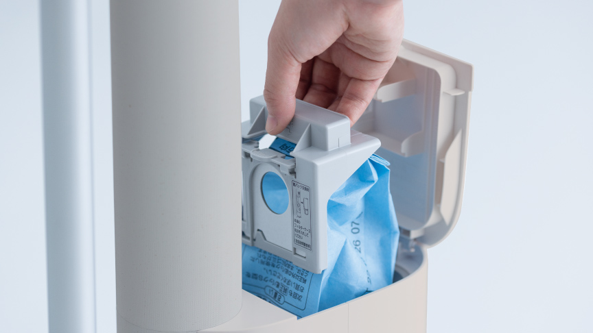 写真：ゴミを捨てる様子