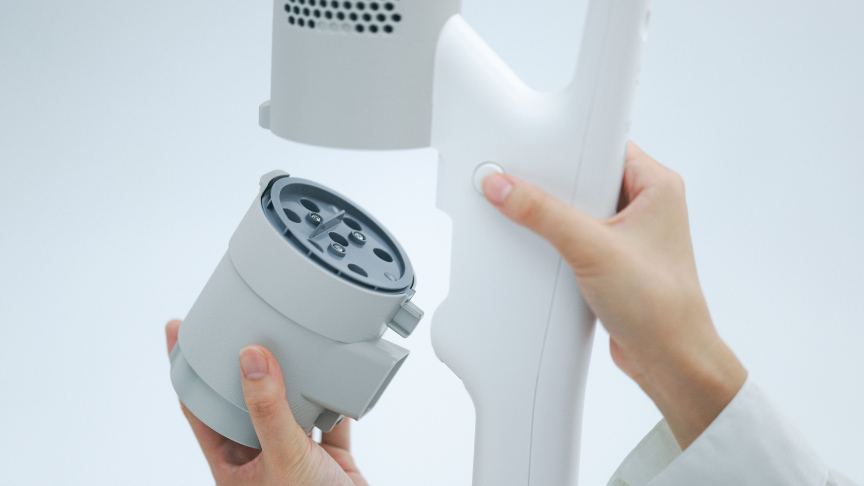 写真：ダストボックスをスティック本体から取り出す様子