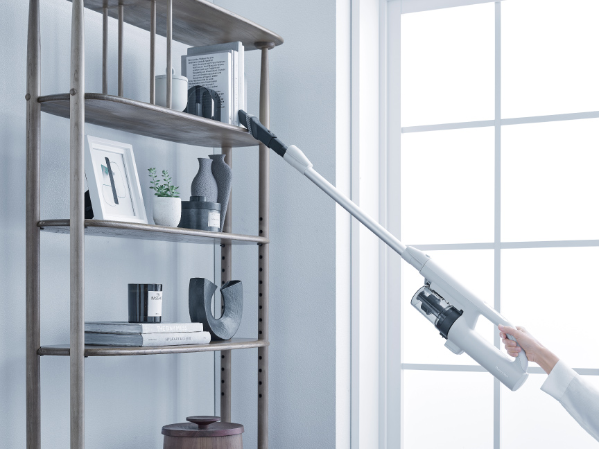 写真：高いところを掃除する様子