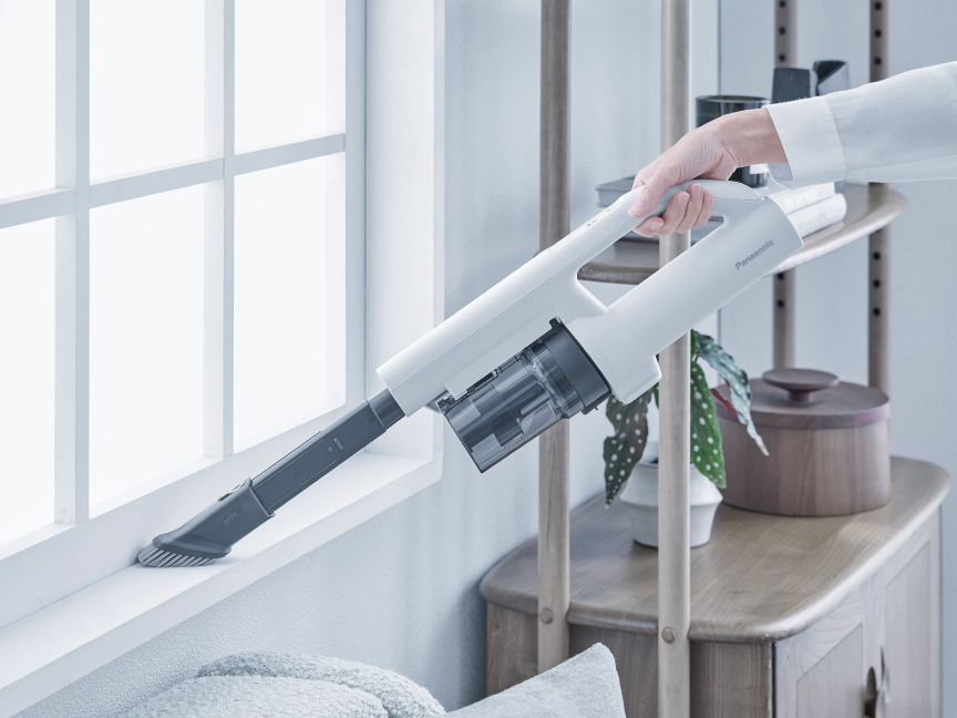 写真：サッシを掃除する様子