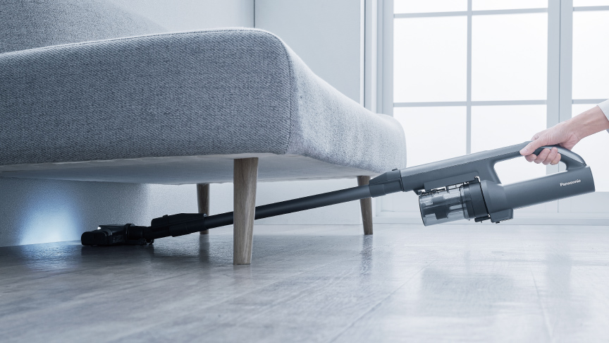 写真：壁際を掃除する様子