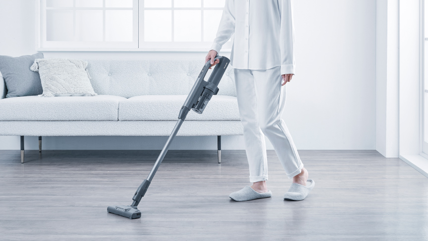 写真：掃除機をかける様子