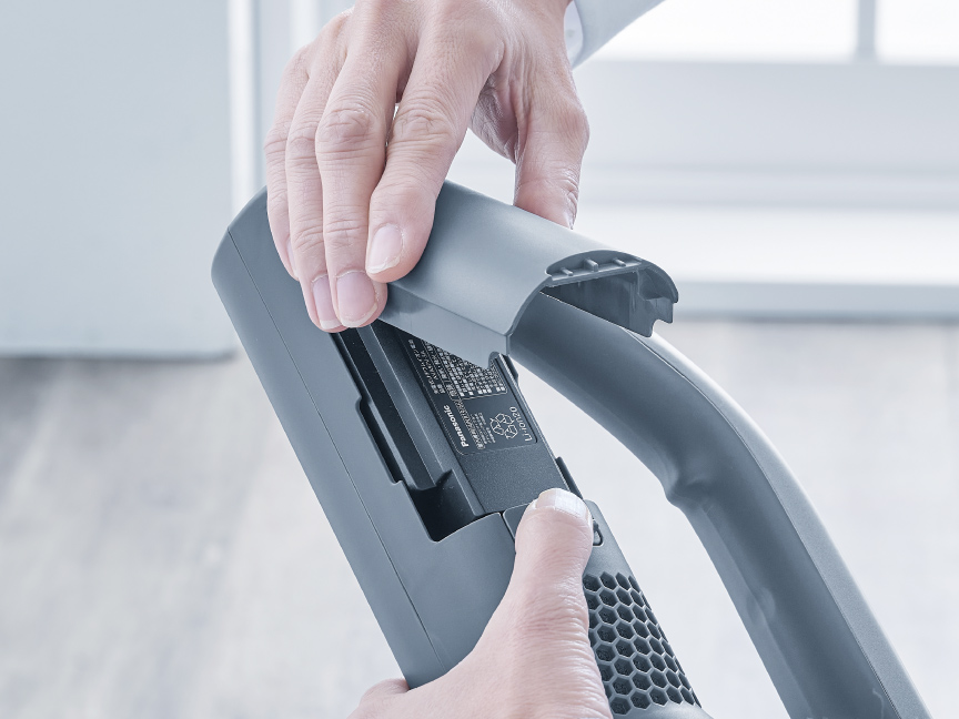 写真：充電池を交換する様子