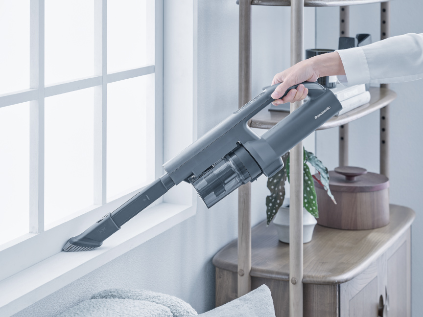 写真：ハンディにして窓際を掃除する様子