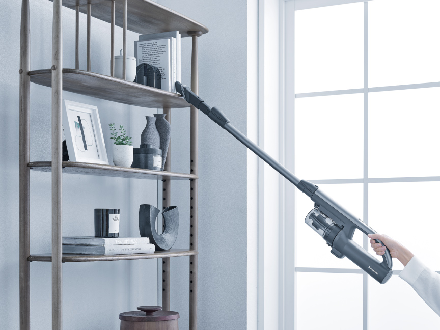 写真：高いところを掃除する様子