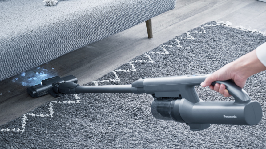 写真：家具下を掃除する様子