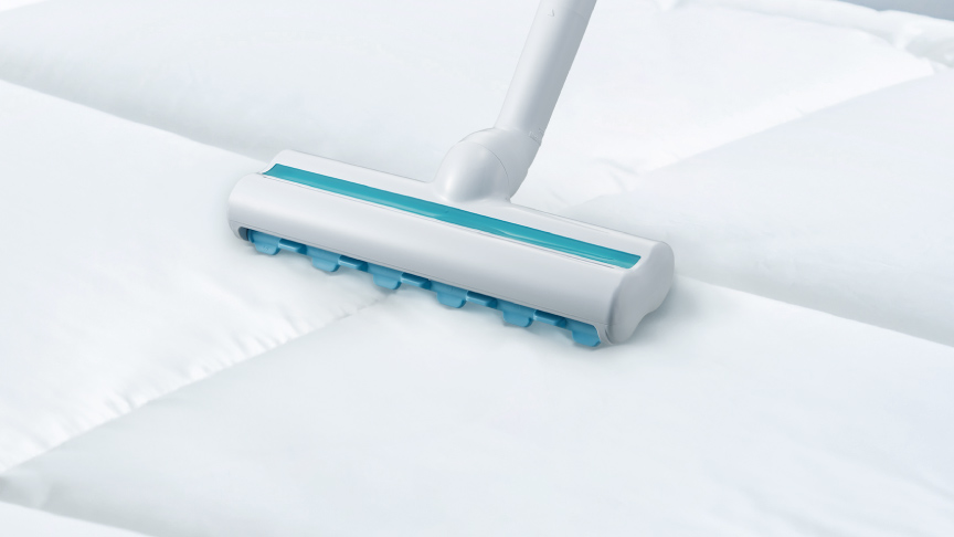 写真：ふとんを掃除する様子