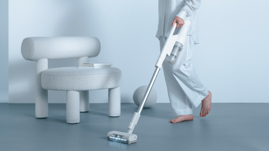 写真：掃除機をかける様子