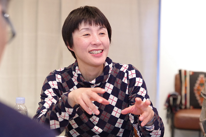 写真：スカルプD メカノバイオ (EH-SHM87-R)　女性