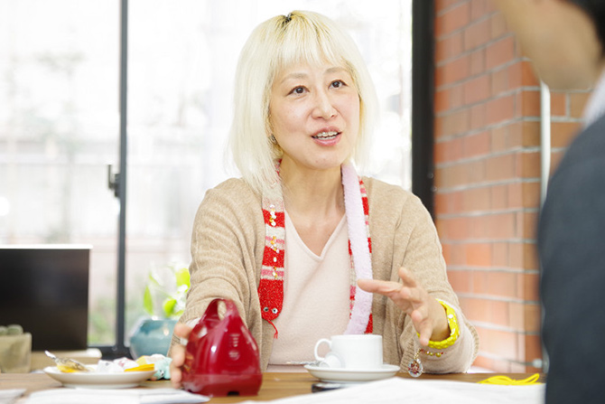 写真：スカルプD メカノバイオ (EH-SHM87-R)　女性