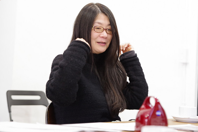 写真：スカルプD メカノバイオ (EH-SHM87-R)　女性