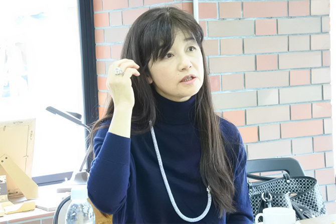 写真：スカルプD メカノバイオ (EH-SHM87-R)　女性