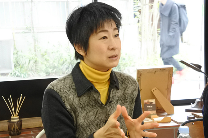 写真：スカルプD メカノバイオ (EH-SHM87-R)　女性