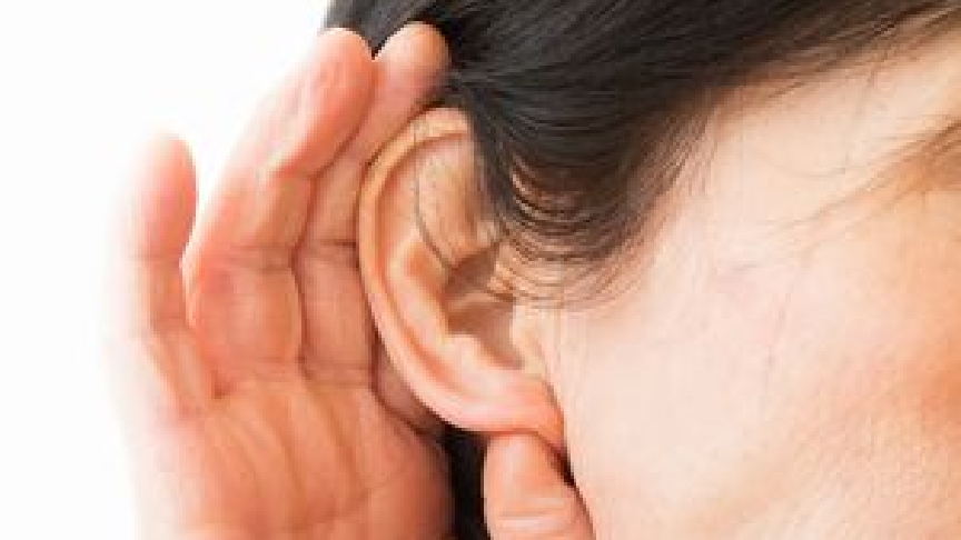 写真：耳を傾ける女性の写真