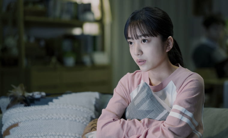 写真：家でテレビを楽しむシーン