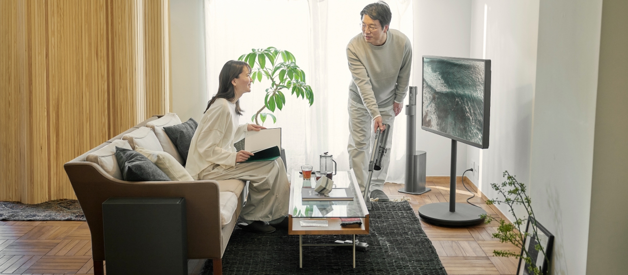 CV:黒い家電を置いたリビング（TV・掃除機）