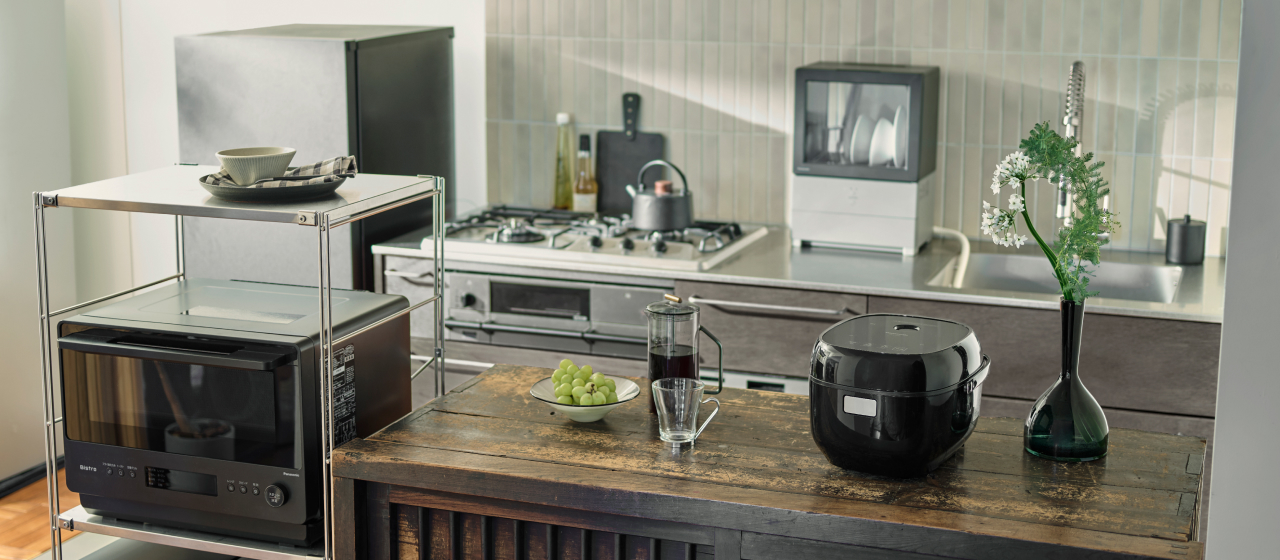 CV:黒い家電を置いたキッチン（冷蔵庫・電子レンジ・炊飯器・食洗器）