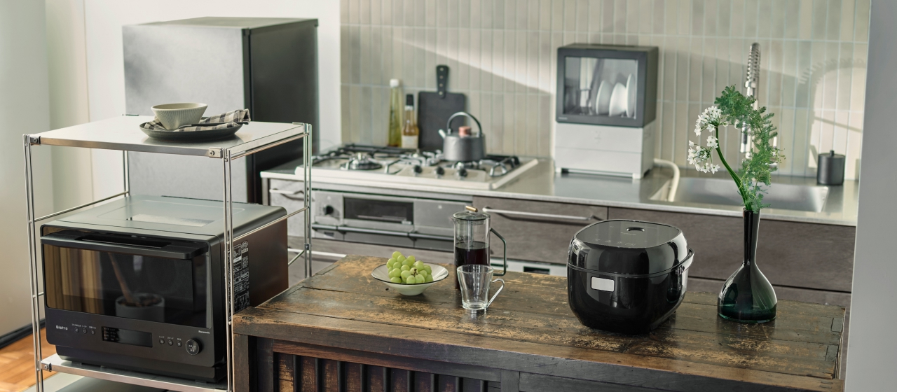 CV:黒い家電を置いたキッチン（冷蔵庫・電子レンジ・炊飯器・食洗器）