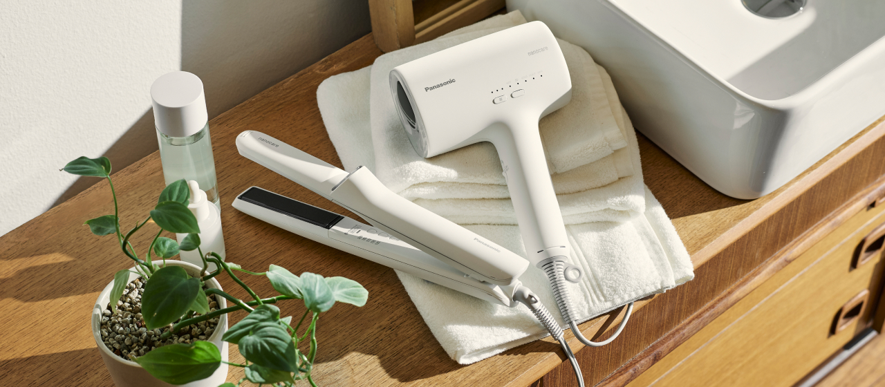 CV:白い美容家電を置いた洗面所（ドライヤー・ヘアアイロン）