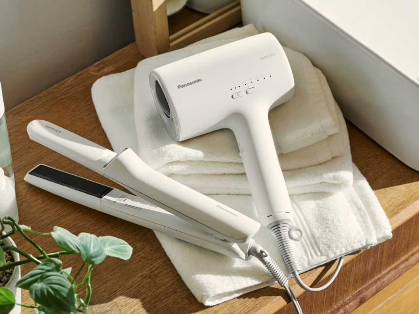 CV:白い美容家電を置いた洗面所（ドライヤー・ヘアアイロン）