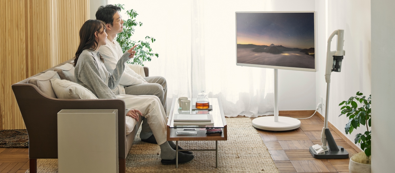 CV:白い家電を置いたリビング（TV・掃除機）