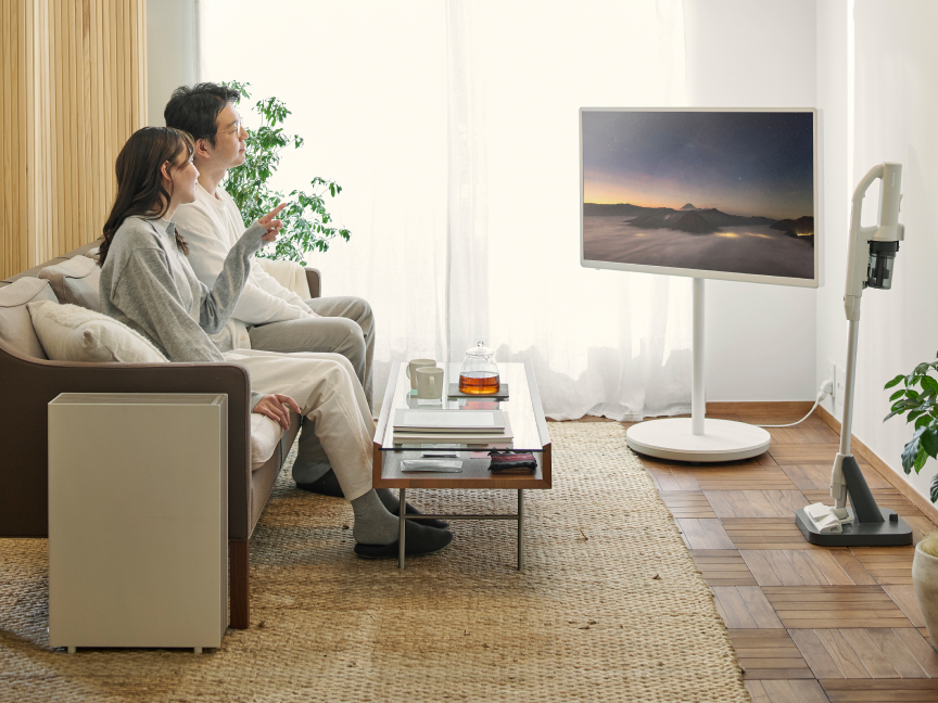 CV:白い家電を置いたリビング（TV・掃除機）