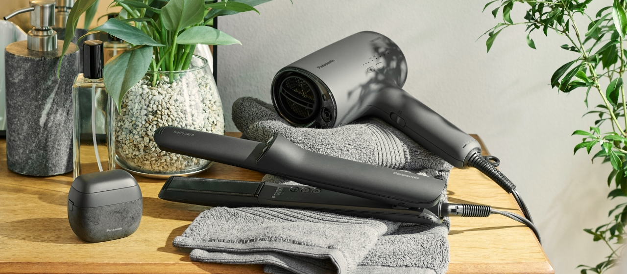 CV:黒い家電を置いた洗面所（ドライヤー・ヘアアイロン）