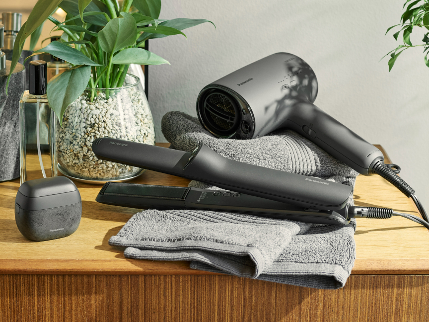 CV:黒い家電を置いた洗面所（ドライヤー・ヘアアイロン）