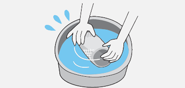 画像：除菌フィルターを洗う