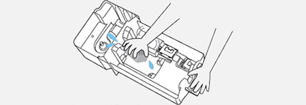 画像：トレーの水を捨てる