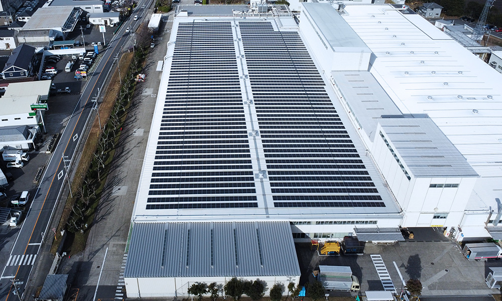 画像：CO2・656トン削減、工場廃棄物のリサイクル率99.96％、太陽光パネルで工場の電力の約1/4を自家発電