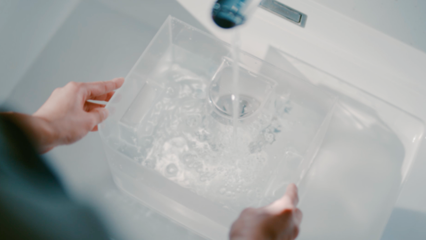 画像：Step.1 水道水をタンクに注ぎ、本体にセット