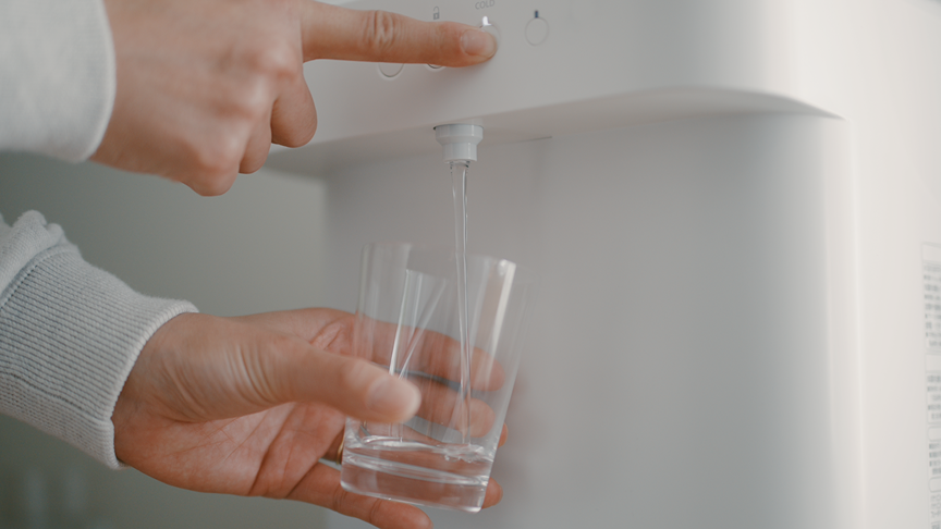 画像：Step.2 冷水・温水ボタンを選んで押すだけで、カートリッジでろ過された浄水が出ます。