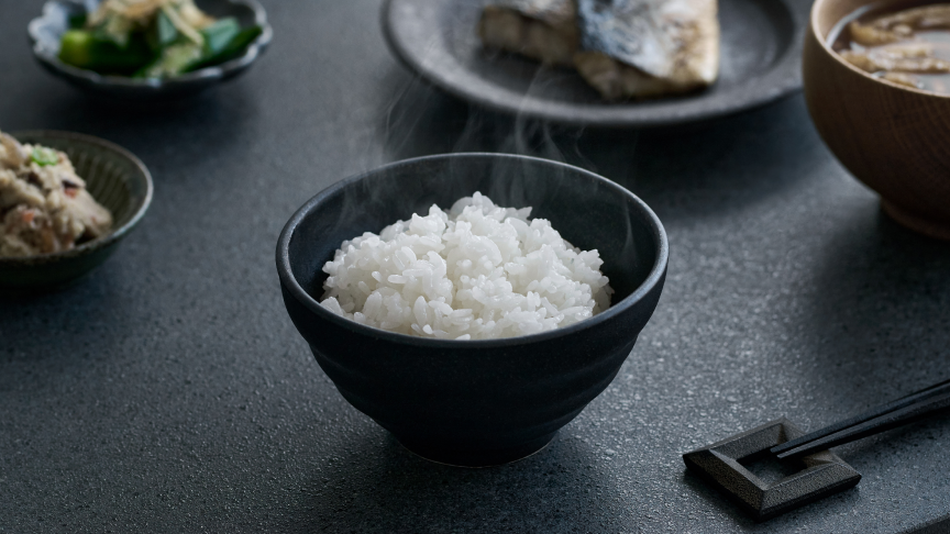 ごはんをよそった茶碗が食卓に置かれている画像です。クリックすると詳細ページにリンクします。