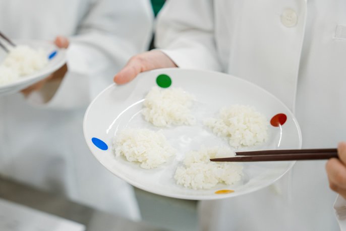 Panasonic Cooking @Lab 炊飯部のメンバーが炊いたごはんを試食している画像です。