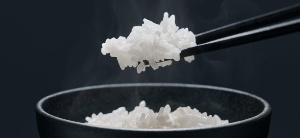 茶碗によそったごはんの画像です。