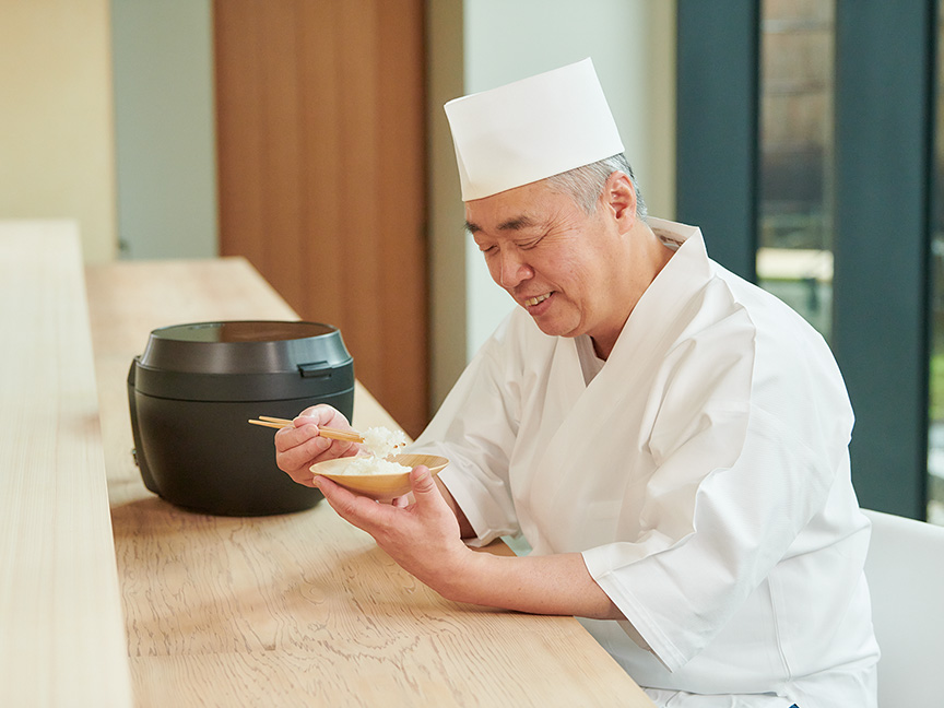 神田さんが試食している画像です。