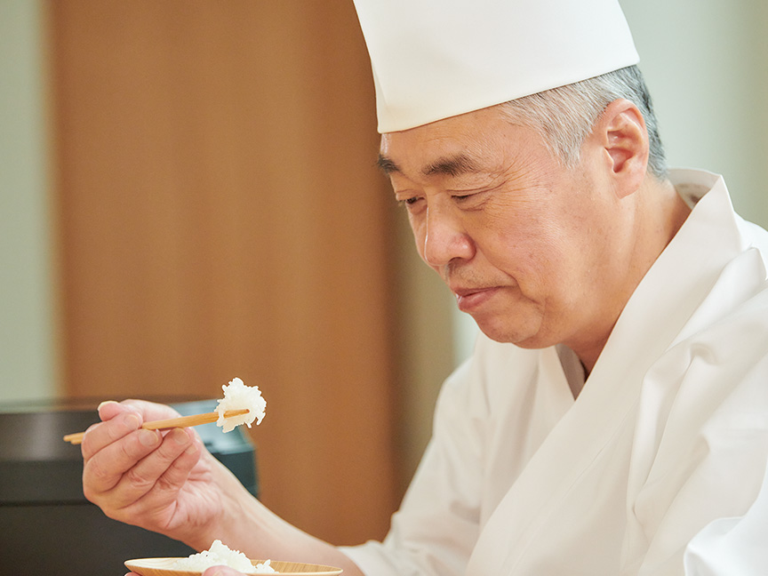 神田さんが試食している画像です。