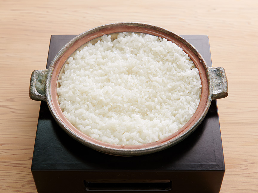 神田さんが土鍋で炊いた、一粒一粒にハリのある「筋肉質」なごはんの画像です。