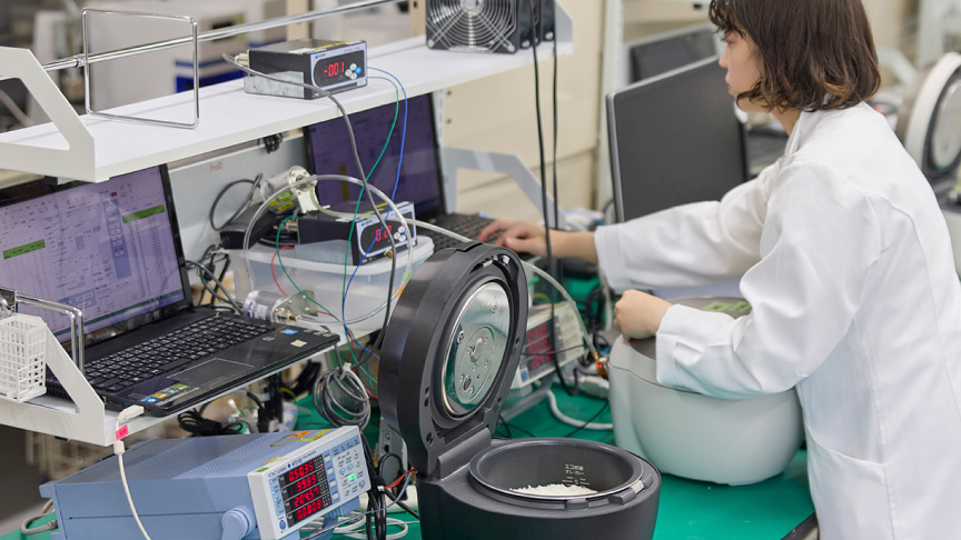 写真：炊飯の実験のようす